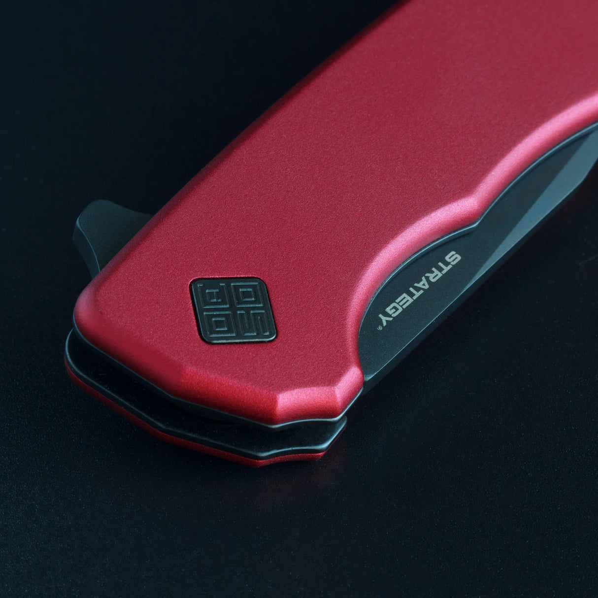 Ocaso Strategy - Red Aluminum / Black Blade Knife