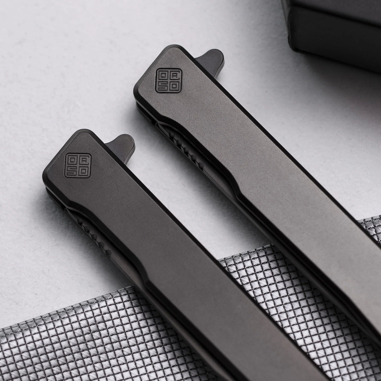 Ocaso Solstice - Titanium / Black Wharncliffe Blade Knife