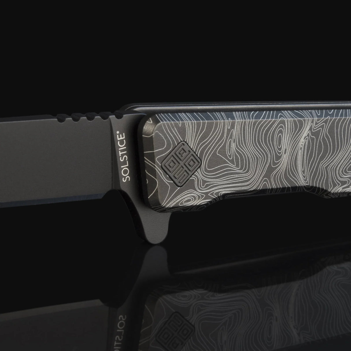 Ocaso Engraved Titanium Solstice - Topo + Black Blade Knife