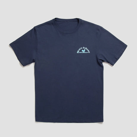 Camiseta con emblema de playa y granero