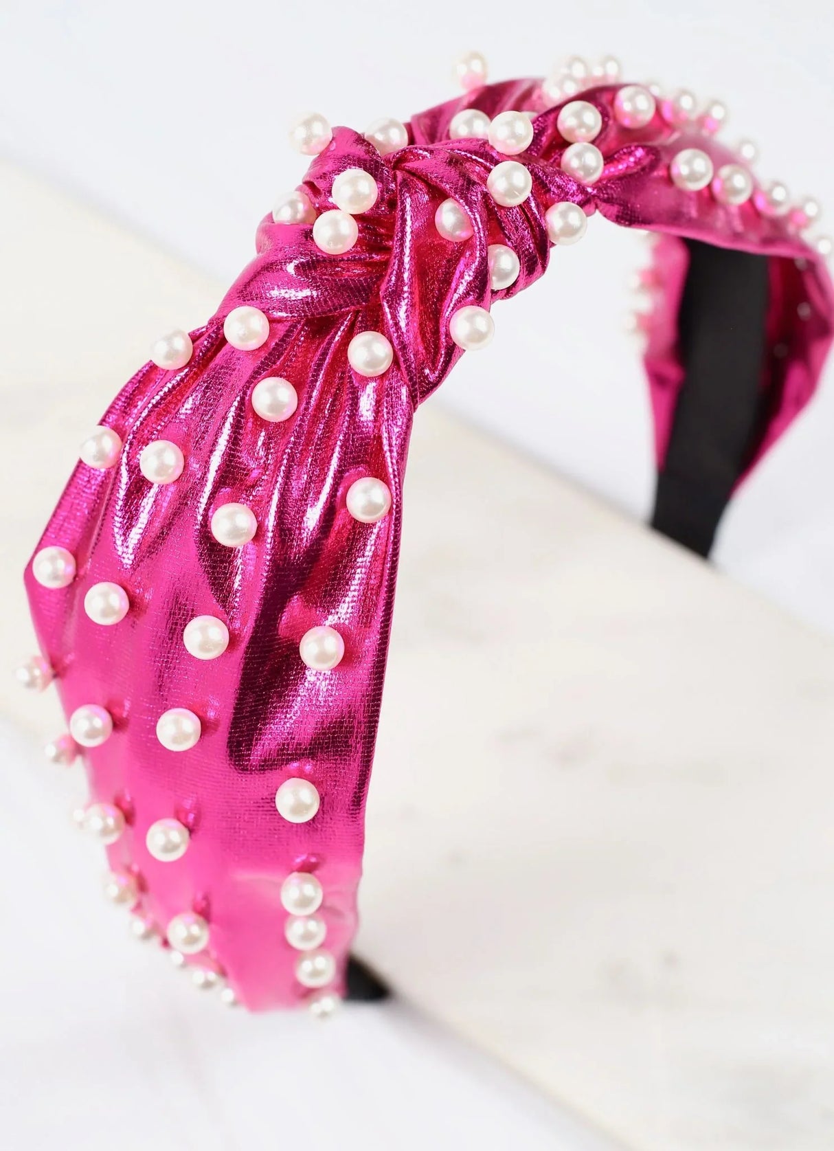 Diadema con tachuelas fucsia metalizada perlada Abbie de Caroline Hill